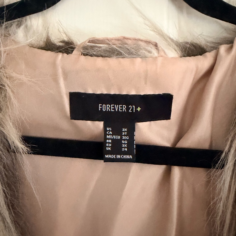 FREE SHIPPING Faux Fur Vest with Black, White, Tan, Gray Pattern - Picture 4 of 7